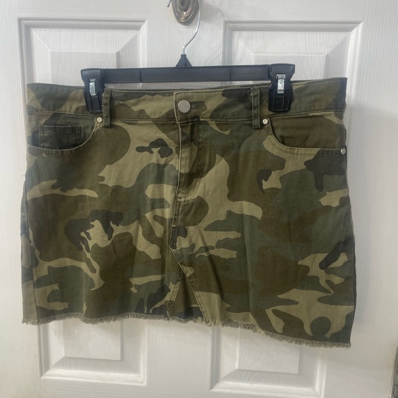 Kendall+Kylie Camo Denim Womens Mini Skirt Size XLarge - Picture 4 of 9